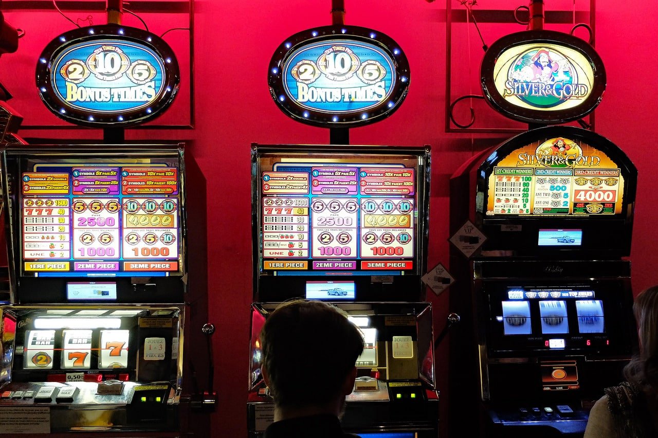 Live table game atmosphere on 89999bet with bold red esports style for Bangladesh